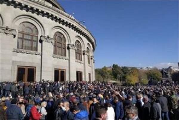 تداوم اعتراضات شدید علیه نخست وزیر ارمنستان