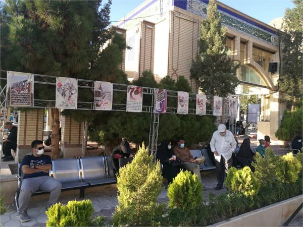 کرمان| تزئین گلزار شهدا با پوسترهای سالگرد ورود آزادگان
