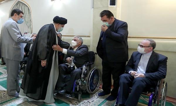 دیدار تعدادی از ایثارگران و جانبازان با رئیس‌جمهور