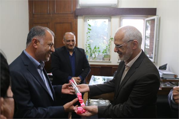 استاندار خوزستان از آزادگان، جانبازان و ایثارگران شاغل در استانداری تقدیر کرد