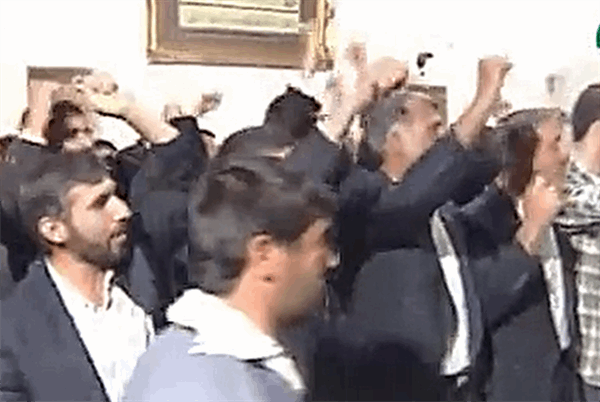 لحظاتی از دیدار جمعی از آزادگان با رهبر انقلاب در سال ۷۷