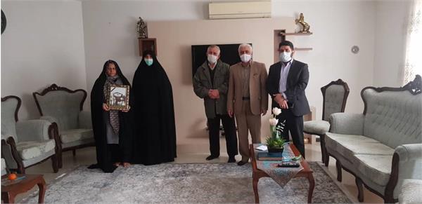 دیدار مسئول موسسه پیام آزادگان مازندران با خانواده آزاده متوفی حسین باقری