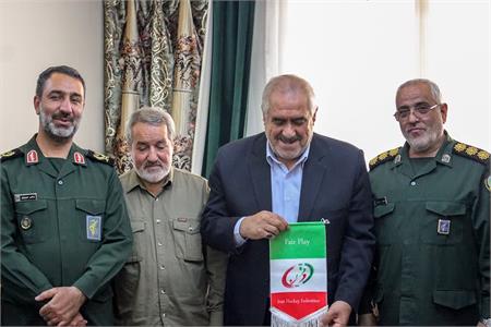 تصاویر| دیدار مسئولین و فرماندهان نظامی استان مرکزی با آزاده &#171;ابراهیم نصیری&#187;