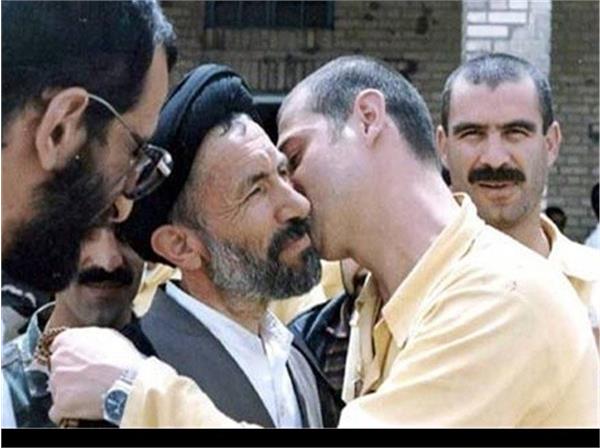عبادت و اخوت در اسارت؛ چگونه سنت مصافحه و روبوسی در عید فطر پایه‌گذاری شد؟
