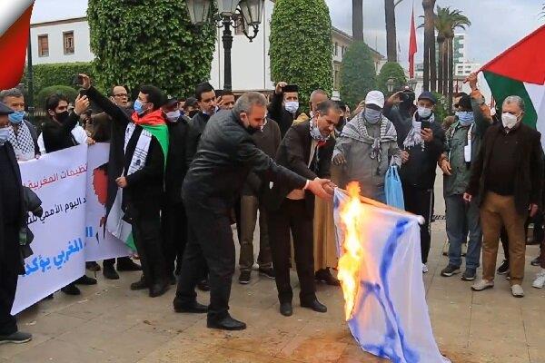 تأکید پادشاه مراکش بر حل مسأله فلسطین / آتش زدن پرچم رژیم صهیونیستی