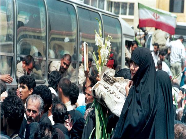 تصاویر| بازگشت آزادگان و استقبال زنان چشم‌انتظار