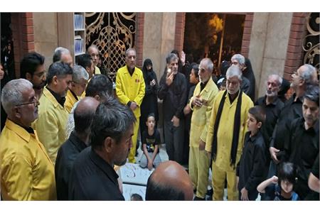 حضور آزادگان بیرجندی با لباس اسارت در مراسم شام غریبان