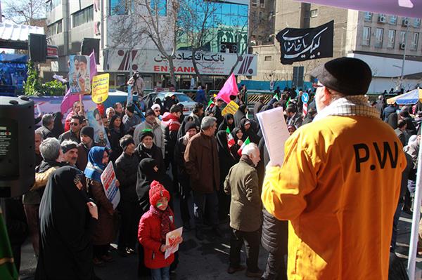 غرفه مؤسسه پیام آزادگان در مسیر راهپیمایی بیست‌ودوم بهمن‌ماه 1398