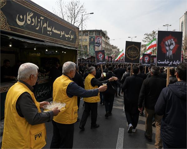 تجلی خدمت و ایثار؛ برپایی موکب «پیام آزادگان» استان تهران در مراسم تشییع رهبر شهید