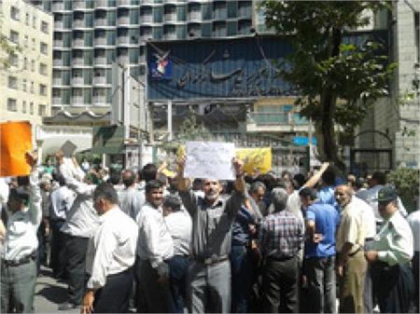 تجمع گروهی از ایثارگران مقابل بنیاد شهید در خصوص مطالبه غرامت جنگی از سازمان ملل