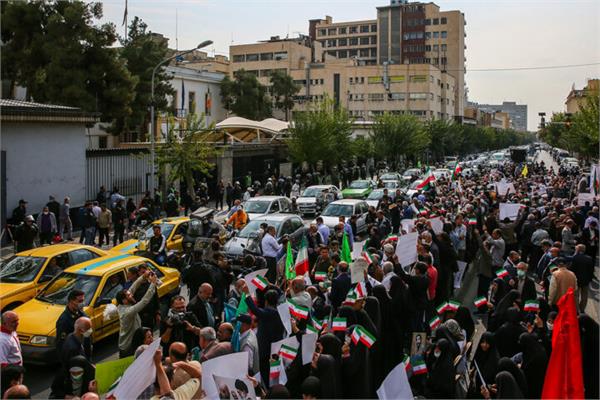 برگزاری تجمع اعتراضی خانواده ایثارگری در مقابل سفارت آلمان
